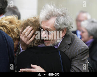 Sir Ian McKellan verlässt einen Thanksgiving-Gottesdienst für das Leben von Paul Scofield in der St. Margarets Church in Westminster, im Zentrum von London. Stockfoto