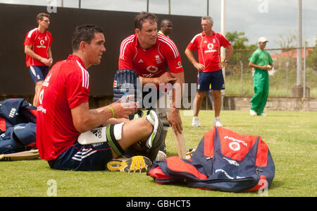 England Kapitän Andrew Strauss spricht mit Kevin Pietersen (Vordergrund) während einer Netzsitzung im Providence Stadium, Georgetown, Guyana. Stockfoto