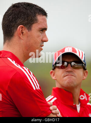 Englands Kevin Pietersen (links) mit Trainer Andy Flower während einer Nets-Session im Providence Stadium, Georgetown, Guyana. Stockfoto