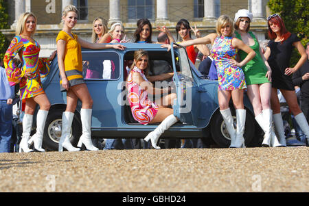 Models in Minikleidern mit einem frühen Morris Mini im Goodwood House bei Chichester, West Sussex, wo Lord March das Line-up für das Festival of Speed 2009 ankündigte, das das 50-jährige Jubiläum des britischen Klassikers feiern wird. Stockfoto