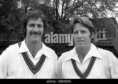 Dennis Lillee, Left, und Jeff Thomson, die als eine der feindlichsten schnellen Bowling-Partnerschaften gelten, die je im Cricket und jetzt in Großbritannien mit dem australischen Touring-Team gesehen wurden. Stockfoto