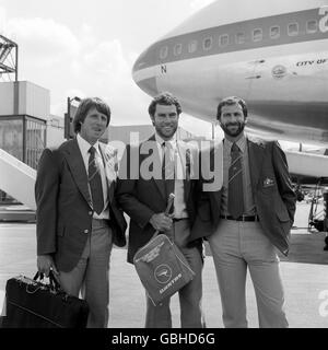 Der australische Cricket-Kapitän Greg Chappell wurde von den schnellen Bowlern Jeff Thomson, Left, und Dennis Lillee am Flughafen Heathrow flankiert, als sie zur Vorbereitung auf den Hundertjahrestest gegen England ankamen. Stockfoto