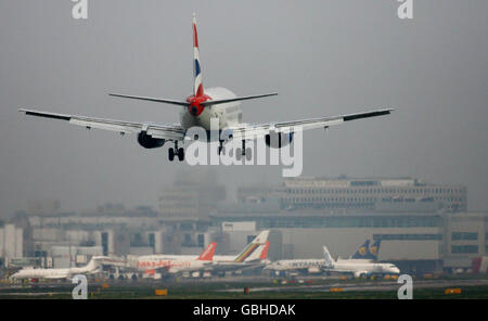 Ein Passagierflugzeug von British Airways landet am Flughafen Gatwick in West Sussex, da die BAA gezwungen ist, den Standort zu verkaufen und ihr Monopol auf Flughäfen in ganz Großbritannien zu brechen. Stockfoto