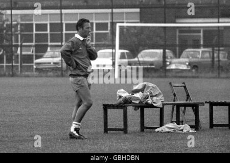 Der neue Leeds United Manager Brian Clough macht am ersten Tag im Club eine einsame Figur auf dem Trainingsplatz. Am selben Tag kündigte der Trainer Les Cocker (nicht abgebildet) an, dass er den Club verlassen werde, um sich dem ehemaligen Chef von Leeds United, Don Revie, in der englischen Führungsrolle anzuschließen Stockfoto