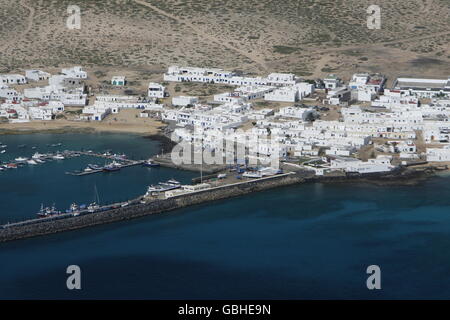 Die Isla Graciosa mit Dorf Caleta del Sebothe aus der Sicht der Mirador del Rio auf der Insel Lanzarote auf der C Stockfoto