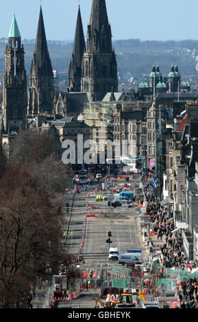 Eine allgemeine Ansicht der Princes Street in Edinburgh, die Arbeiten an der neuen Straßenbahnlinie zeigt, die nach einem Streit mit einem Auftragnehmer nun eine Woche im Zeitplan liegt. Stockfoto