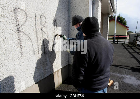 Arbeiter entfernen republikanische Graffiti aus Knocknadona Hall, an der Glenavy Road außerhalb von Lisburn, Co Antrim. Stockfoto