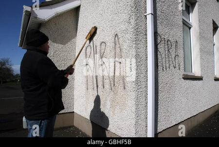 Arbeiter entfernen republikanische Graffiti aus Knocknadona Hall, an der Glenavy Road außerhalb von Lisburn, Co Antrim. Stockfoto