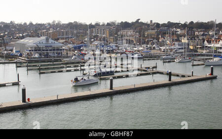 Gesamtansicht des Yachthavens bei Cowes auf der Isle of Wight. Bilddatum: Dienstag, 17. März 2009. Stockfoto