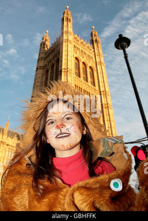 Ein junges Mädchen, das sich während einer Kundgebung vor dem Parlament als Tier verkleidet (Name nicht bekannt), um gegen den Ausbau des Flughafens und neue Kohlekraftwerke zu protestieren. Stockfoto