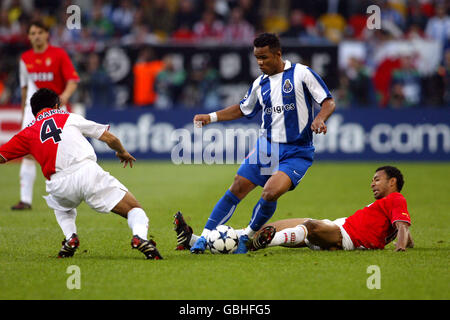 Fußball - UEFA Champions League - Finale - Monaco / FC Porto. Carlos Alberto vom FC Porto tritt gegen Hugo Ibarra (l) und Edouard Cisse (r) von Monaco an Stockfoto