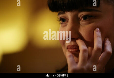 Andrea Riseborough, die als Beste Schauspielerin ausgezeichnet wurde, kam für die Broadcasting Press Guild Television and Radio Awards am Theatre Royal im Zentrum von London an. Stockfoto