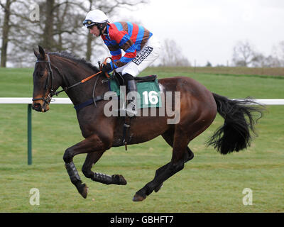 Der Jockey Robert Lucey-Butler auf Owllsley schreibt in der Die Behinderung von Ladbrokes Odds-on Loyalty Card Conditionals Stockfoto