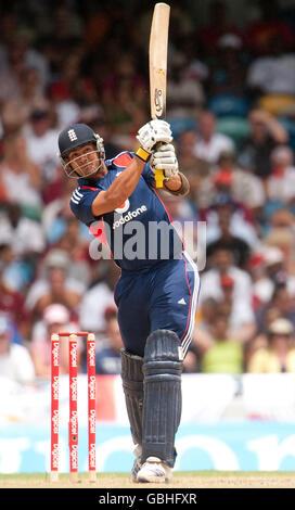 Cricket - Third One Day International - West Indies gegen England - Kensington Oval. Der englische Owais Shah trifft sich während des One Day International-Spiels im Kensington Oval auf Barbados. Stockfoto