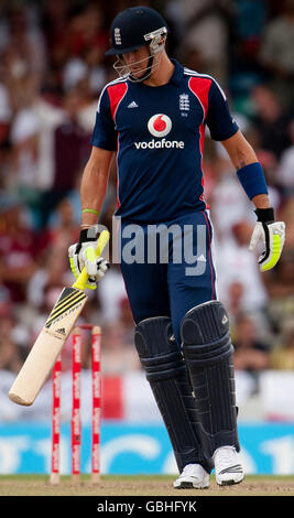 Der Engländer Kevin Pietersen verlässt das Feld, nachdem er einen Schuss abgeschossen hat, um von Kieron Pollard von West Indies beim One Day International Spiel im Kensington Oval auf Barbados erwischt zu werden. Stockfoto