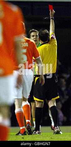 Fußball - Coca-Cola Football League One - Southend United / Hartlepool United - Roots Hall. Hartlepool-Torhüter Arran Lee-Barrett wird vom Schiedsrichter Mick Russell während des Coca-Cola League One-Spiels in Roots Hall, Southend, abgeschickt. Stockfoto