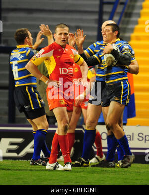 Ryan Hall von Leeds Rhinos (rechts) feiert seinen Versuch mit Danny McGuire (links) während des Engage Super League-Spiels in Headingley Carnegie, Leeds. Stockfoto