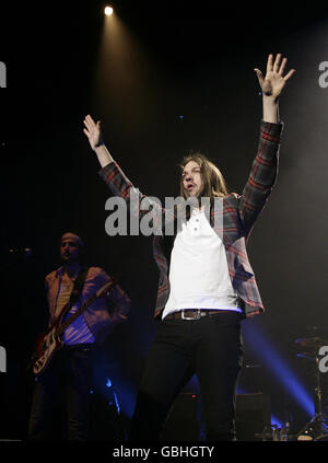 Kasabian treten in der Royal Albert Hall in West London auf. Das Konzert ist Teil der Teenage Cancer Trust Woche der Konzerte. Stockfoto