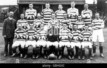 Keltische Teamgruppe: (Hintere Reihe, l-r) Hugh Hilley, Willie McStay, P Gallagher, J Gilchrist, M Murphy; (mittlere Reihe, l-r) Trainer W Quinn, J McMaster, A McNair, Jean McFarlane, S Glasgow, A McLean, W Cringan; (erste Reihe, l-r) A McAtee, Jimmy McStay, J Murphy, C Shaw, J Cassidy, W Crilley, P Connolly Stockfoto