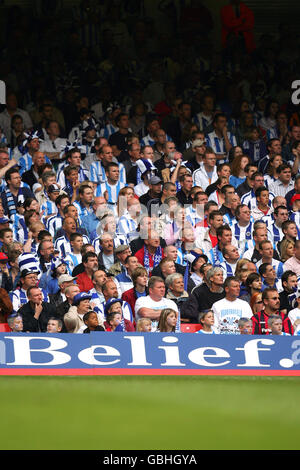 Fußball - Nationwide League Division Three - Play Off Finale - Huddersfield Town / Mansfield Town. Fans von Huddersfield Town verfolgen die Action Stockfoto