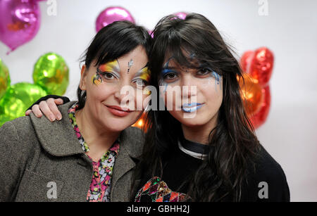 Pearl und Daisy Lowe wird mit Mickey Mouse während Mickys Magical Party im Disneyland Paris, Frankreich, gesehen. Stockfoto