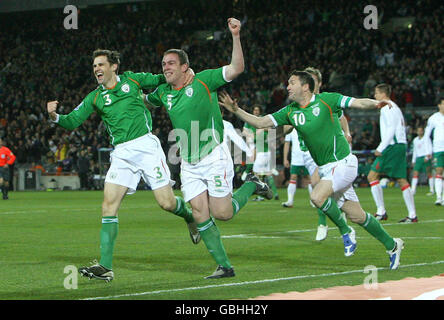 Irlands Richard Dunne (Mitte) feiert mit Teamkollege Kevin Kilbane (links), nachdem er in der ersten Minute beim WM-Qualifikationsspiel im Croke Park, Dublin, einen Treffer erzielte. Stockfoto