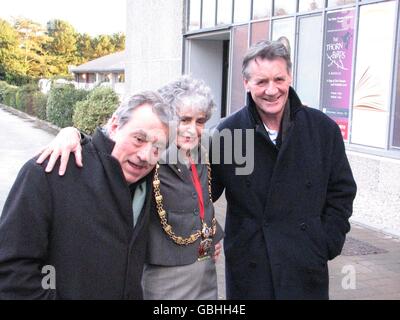 Sue Jones-Davies, die Bürgermeisterin von Aberystwyth, vor dem Aberystwyth Arts Center mit den Monty Python-Stalwarten Terry Jones und Michael Palin vor einer Sondervorführung von The Life of Brian. Stockfoto