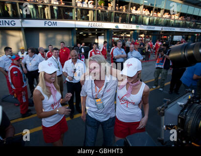 Sir Richard Branson, Hauptsponsor des Brawn GP, feiert beim Australian Grand Prix im Albert Park, Melbourne, Australien, Brawns ersten und zweiten Platz. Stockfoto