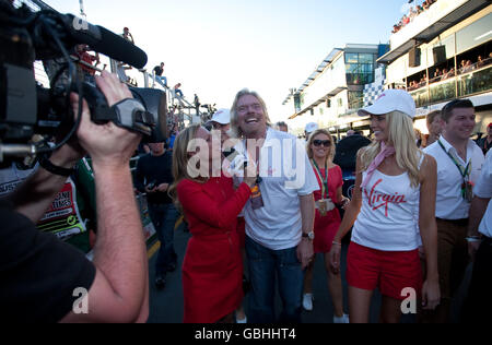 Sir Richard Branson, Hauptsponsor des Brawn GP, feiert beim Australian Grand Prix im Albert Park, Melbourne, Australien, Brawns ersten und zweiten Platz. Stockfoto