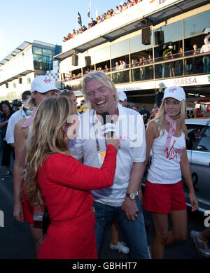 Sir Richard Branson, Hauptsponsor des Brawn GP, feiert beim Australian Grand Prix im Albert Park, Melbourne, Australien, Brawns ersten und zweiten Platz. Stockfoto