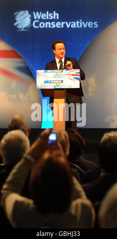 Der konservative Parteivorsitzende David Cameron spricht auf der Konferenz der Walisischen Konservativen in Cardiff. Stockfoto