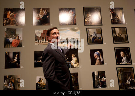 Kurator Walter Liedtke im Gespräch mit Journalisten im Metropolitan Museum in New York City, NY, USA, 8. September 2009. Stockfoto