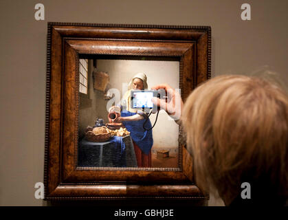 Jemand fotografiert Vermeer Gemälde "The Milchmädchen" im Metropolitan Museum of Art in New York, USA, 8. September 2009. Stockfoto