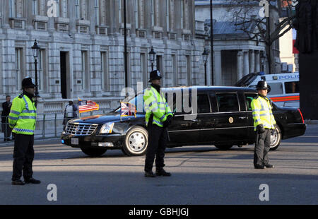 US-Präsident Barack Obama und seine Frau Michelle kommen im Presidential State Car in der Downing Street 10 in London an. Stockfoto