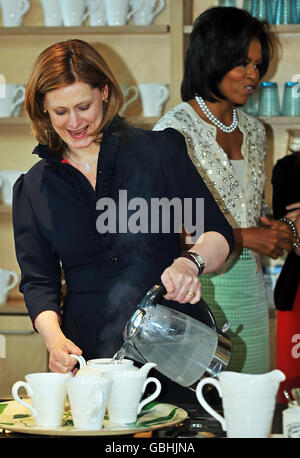 Die Frau des Premierministers Sarah Brown (links) trinkt während eines Besuchs bei der US-amerikanischen First Lady Michelle Obama (rechts von Maggies Cancer Caring Center im Charing Cross Hospital in Hammersmith, West London). Stockfoto