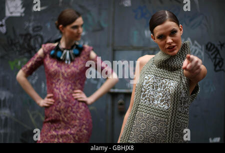 Models Veronica (rechts) und Denise Modelldesigns des internationalen Designers Paul Costelloe und Joanne Hynes für die Motorola Dublin Fashion Week 2009, die mit einer Fotozelle im Westbury Hotel in Dublin vorgestellt wurde. Stockfoto