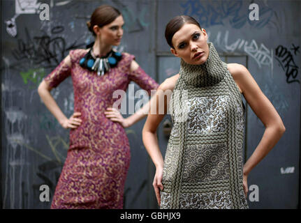 Models Veronica (rechts) und Denise Modelldesigns des internationalen Designers Paul Costelloe und Joanne Hynes für die Motorola Dublin Fashion Week 2009, die mit einer Fotozelle im Westbury Hotel in Dublin vorgestellt wurde. Stockfoto