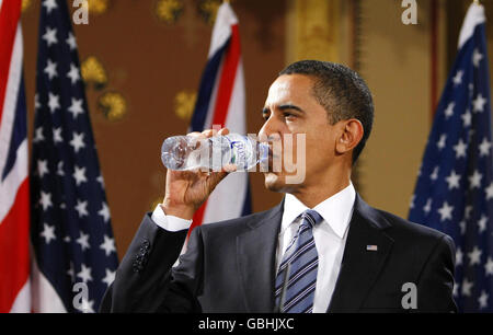 US-Präsident Barack Obama trinkt während einer Pressekonferenz im Außenministerium in London eine Flasche Wasser. Stockfoto