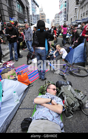 Demonstranten bauten Zelte im Klimalager vor dem Gebäude des Klimaaustauschs in Bishopsgate, London auf. Stockfoto