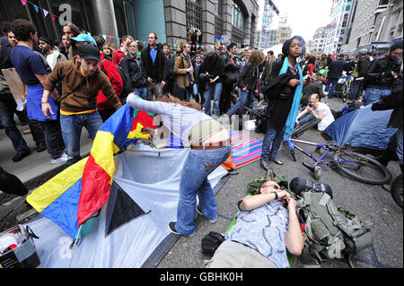 Demonstranten bauten Zelte im Klimalager vor dem Gebäude des Klimaaustauschs in Bishopsgate, London auf. Stockfoto