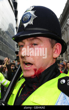 Ein ververletzter Polizeibeamter in der Nähe der Bank of England während der G20-Demonstrationen im Zentrum von London. Stockfoto