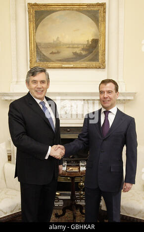 Großbritanniens Premierminister Gordon Brown mit dem russischen Präsidenten Dmitri Medwedew in der Downing Street 10 in London, vor dem G20-Gipfel morgen. Stockfoto