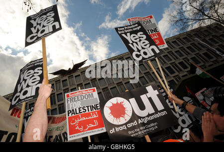 Mitglieder der Stop the war Coalition vor der amerikanischen Botschaft am Grosvenor Square, London, als Reaktion auf den bevorstehenden G20-Gipfel. Stockfoto