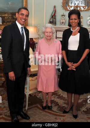 US-Präsident Barack Obama und seine Frau Michelle sprechen mit Königin Elizabeth II. Bei einer Audienz im Buckingham Palace in London. Stockfoto