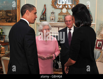 US-Präsident Barack Obama und seine Frau Michelle sprechen mit Königin Elizabeth II. Und dem Herzog von Edinburgh bei einer Audienz im Buckingham Palace in London. Stockfoto