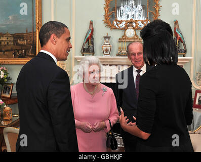 US-Präsident Barack Obama und seine Frau Michelle sprechen mit Königin Elizabeth II. Und dem Herzog von Edinburgh bei einer Audienz im Buckingham Palace in London. Stockfoto