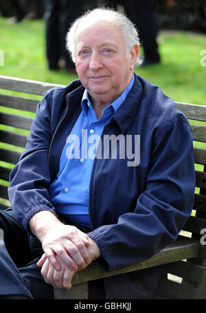 Arthur Scargill, ehemaliger Führer der National Union of Mineworkers, am Grosvenor Square in London, wo er sich dem Stop the war Coalition march zum Trafalgar Square anschloss, der anlässlich des G20-Gipfels stattfand. Stockfoto