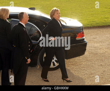 US-Außenministerin Hillary Clinton kommt am Buckingham Palace an, wo Delegierte des G20-Gipfels in London an einem Empfang von Königin Elizabeth II. Teilnahmen Stockfoto