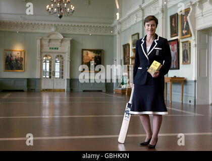 Die Engländerin Claire Taylor wird die erste Cricketerin für Frauen, die während eines Fotoanrufs im Long Room am Lord's Cricket Ground, London, als einer von Wisdens fünf Cricketern des Jahres ausgezeichnet wurde. Stockfoto