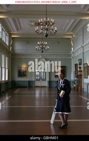 Die Engländerin Claire Taylor wird die erste Cricketerin für Frauen, die während eines Fotoanrufs im Long Room am Lord's Cricket Ground, London, als einer von Wisdens fünf Cricketern des Jahres ausgezeichnet wurde. Stockfoto